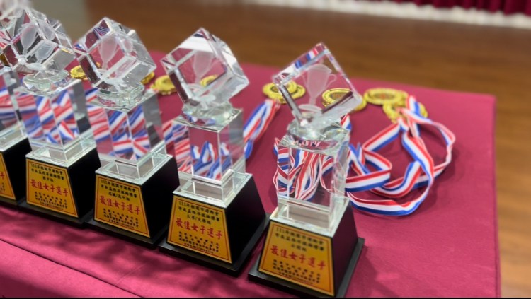 111年市長盃的特色獎盃 : 水晶盃